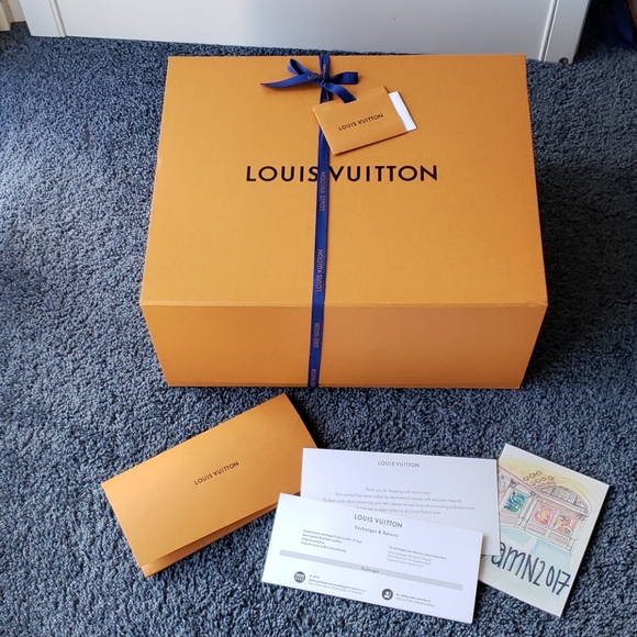 Louis Vuitton Gift Box and LV Ribbon - Picture 6 of 7